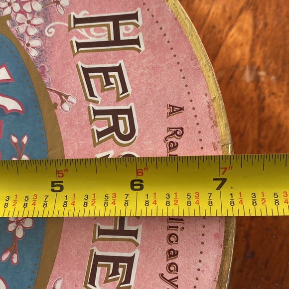 Reproduction Hershey’s Kisses Chocolate “A Rare Delicacy” oval pink storage box - Picture 6 of 7